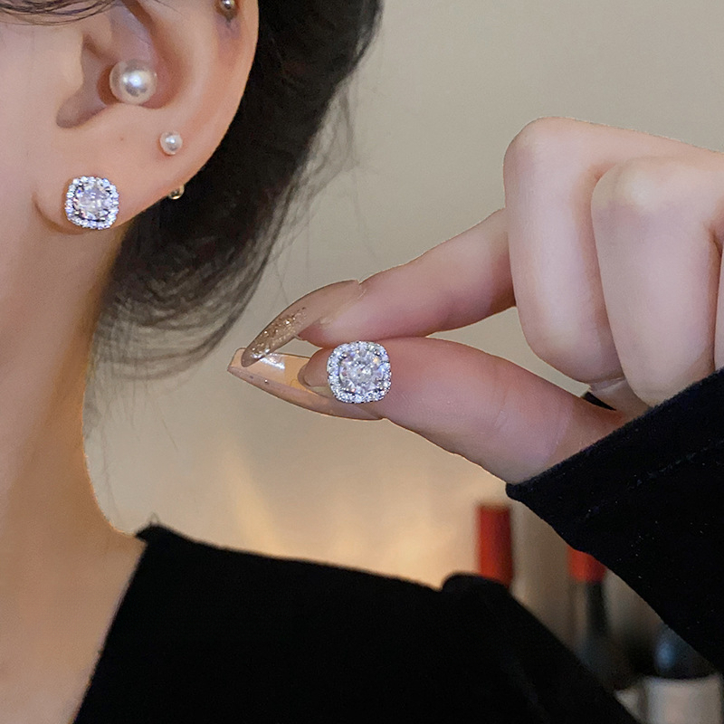 Designer Luxury S925 Silver Pin Women Jewelry Y2K Small Square Halo Zircon Stud Earrings Super Sparkling Elegant Accessories Versatile For Daily Dat