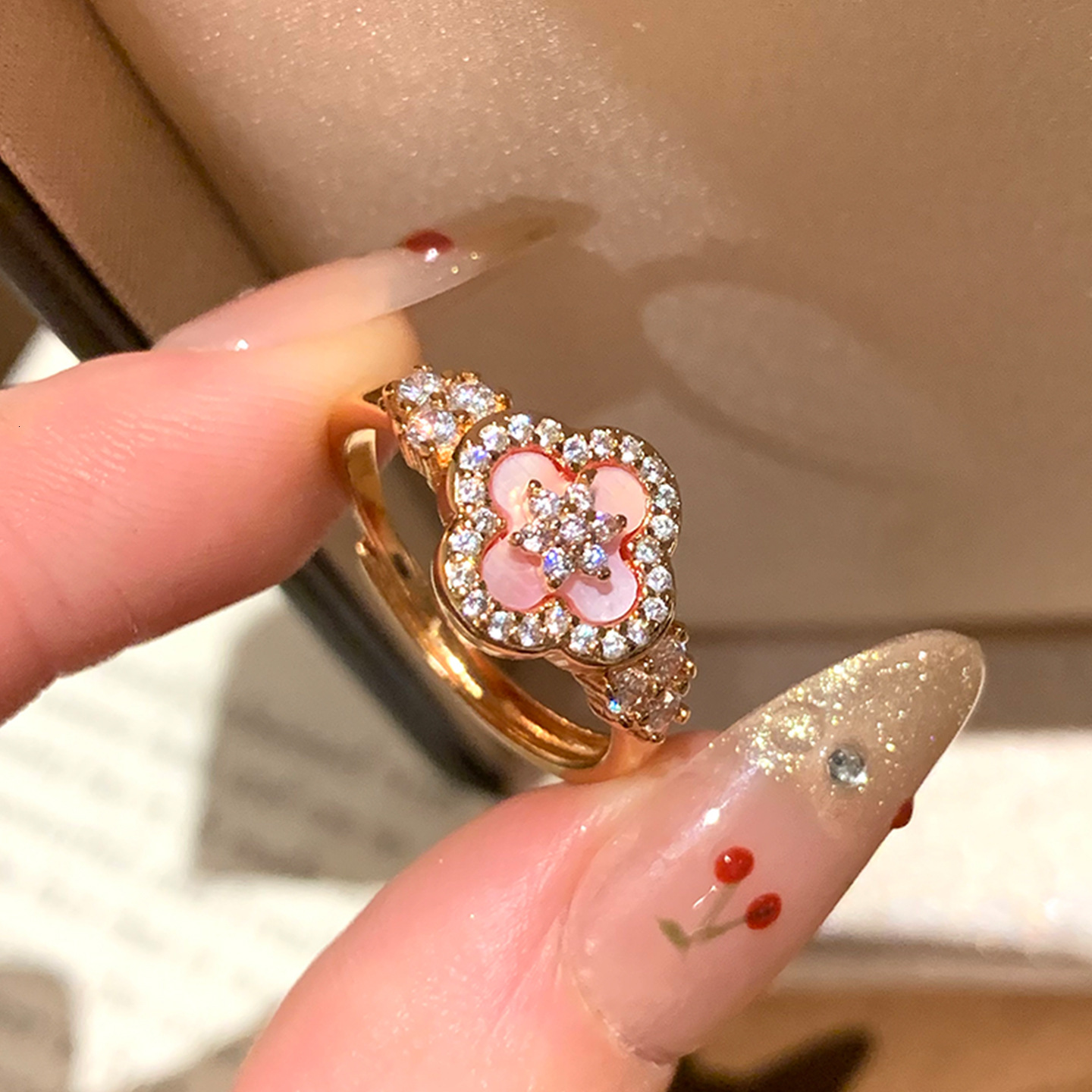 Designer Statement Ring Luxury Rose Gold Pink Shell Four Leaf Clover Micro Inlaid Zircon Temperament Trendy Women Jewelry Romantic Wedding Accessori