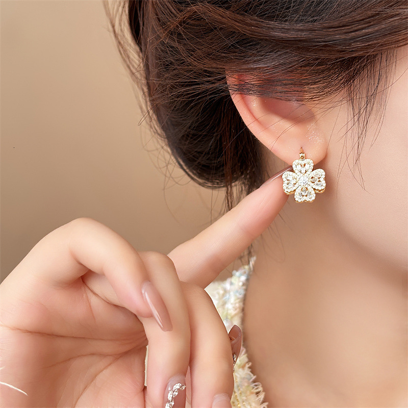 Designer Luxury Unique Temperament Earrings Y2K Four Leaf Clover Ear Buckles With Round Tapered Zircon Sparkly Women Jewelry Daily Outfit Matching A