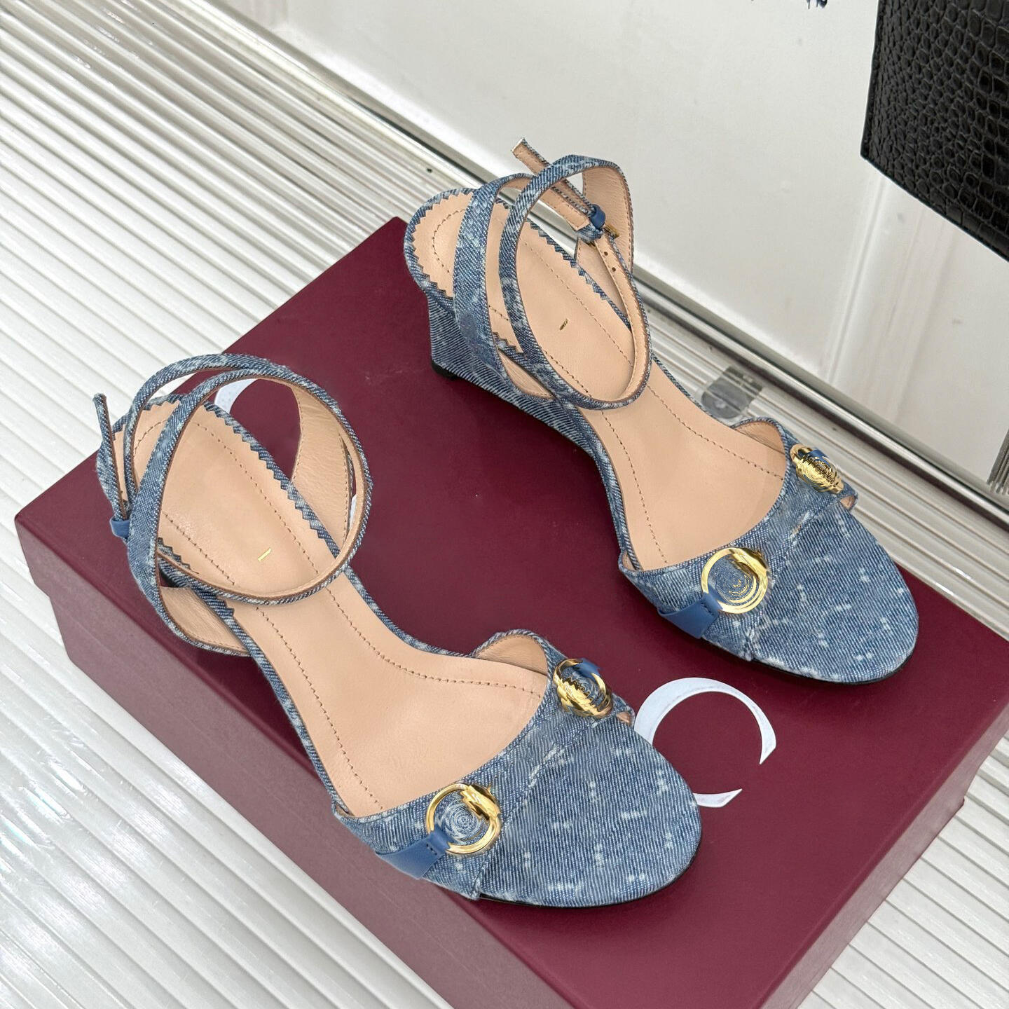 High quality Dress Shoes Summer Sandals Outdoor luxurys Designer Fashion Classis Vacation Travel Wedge heels Denim Sexy Ankle Strap Horsebit Womens