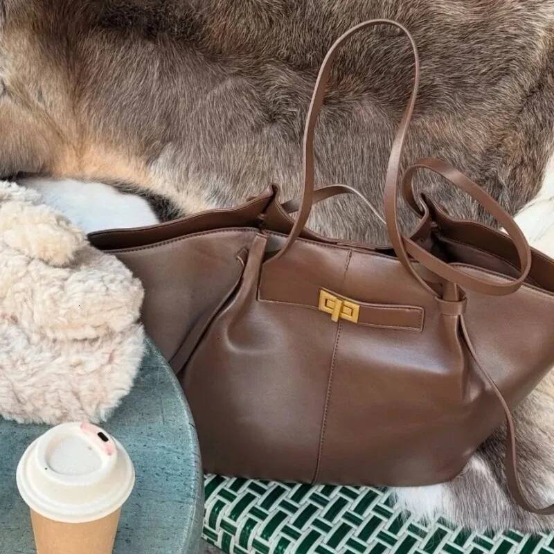 Large Capacity Trapeze Women Shoulder Bags Designer Metal Lock Handbags High Quality Pu Leather Big Tote Commute Bag e4 90