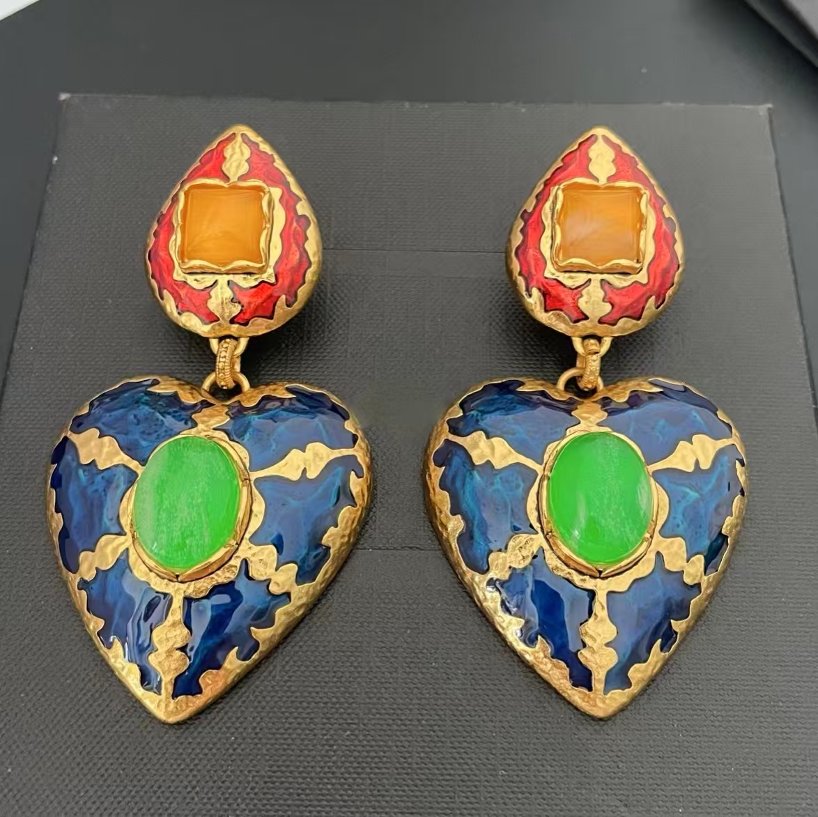 New Luxury Charms Women Earrings High Quality Yellow Gold Plated Enamel Heart Earrings Clips On for Girls Women for Party Wedding Nice Gift