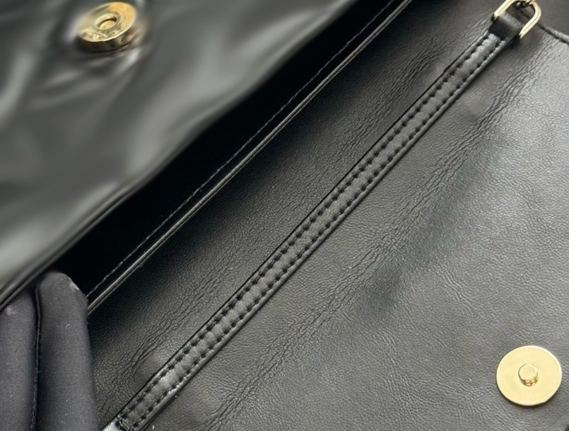 Full leather interior and exterior. The new luxurious bow-shaped pearl chain clutch bag is made of soft sheepskin, presenting an elegant and fashion