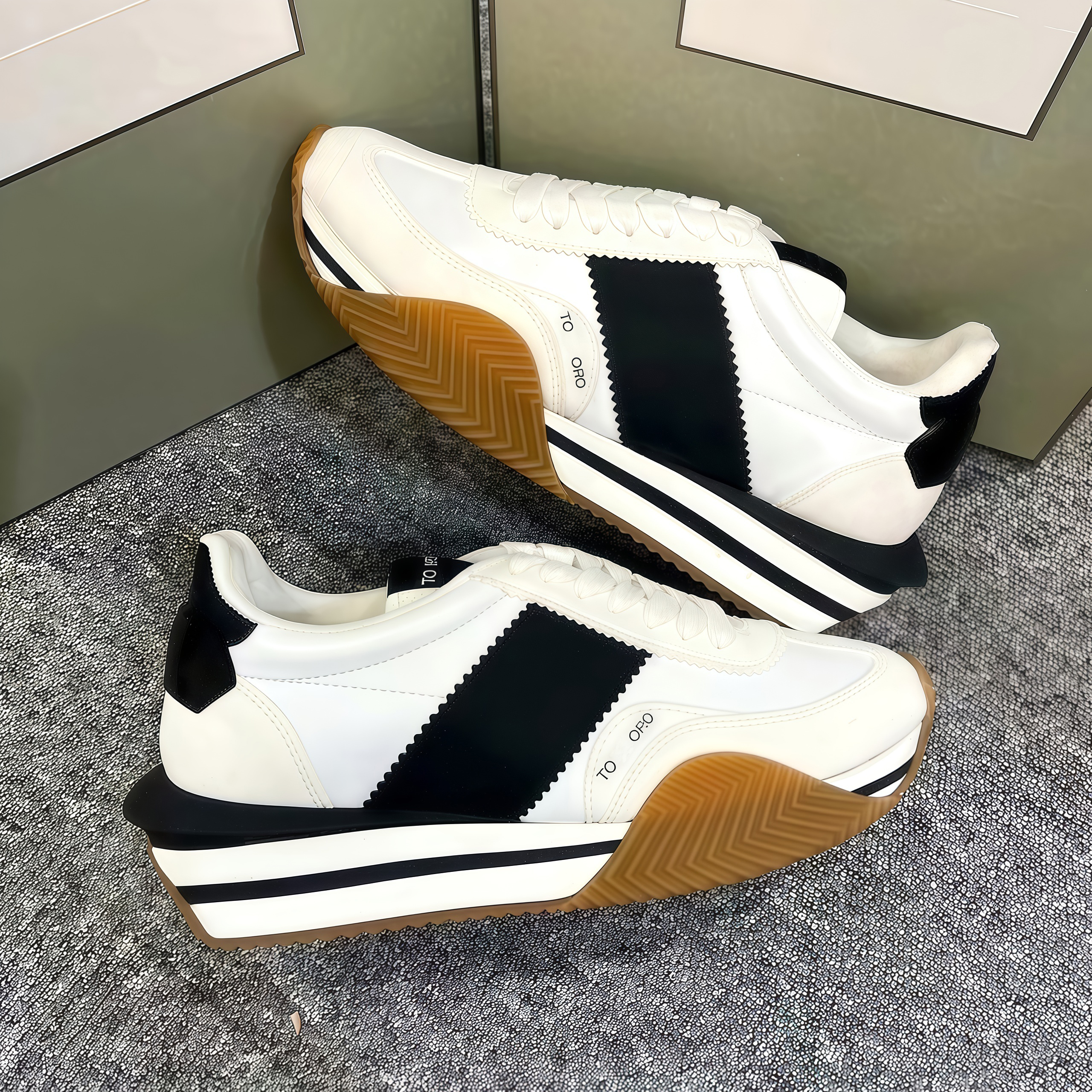 Designer low top lace up retro sneakers Luxury Party Versatile casual shoes Men's Round head Non slip wear resistant rubber sole Dress shoes su