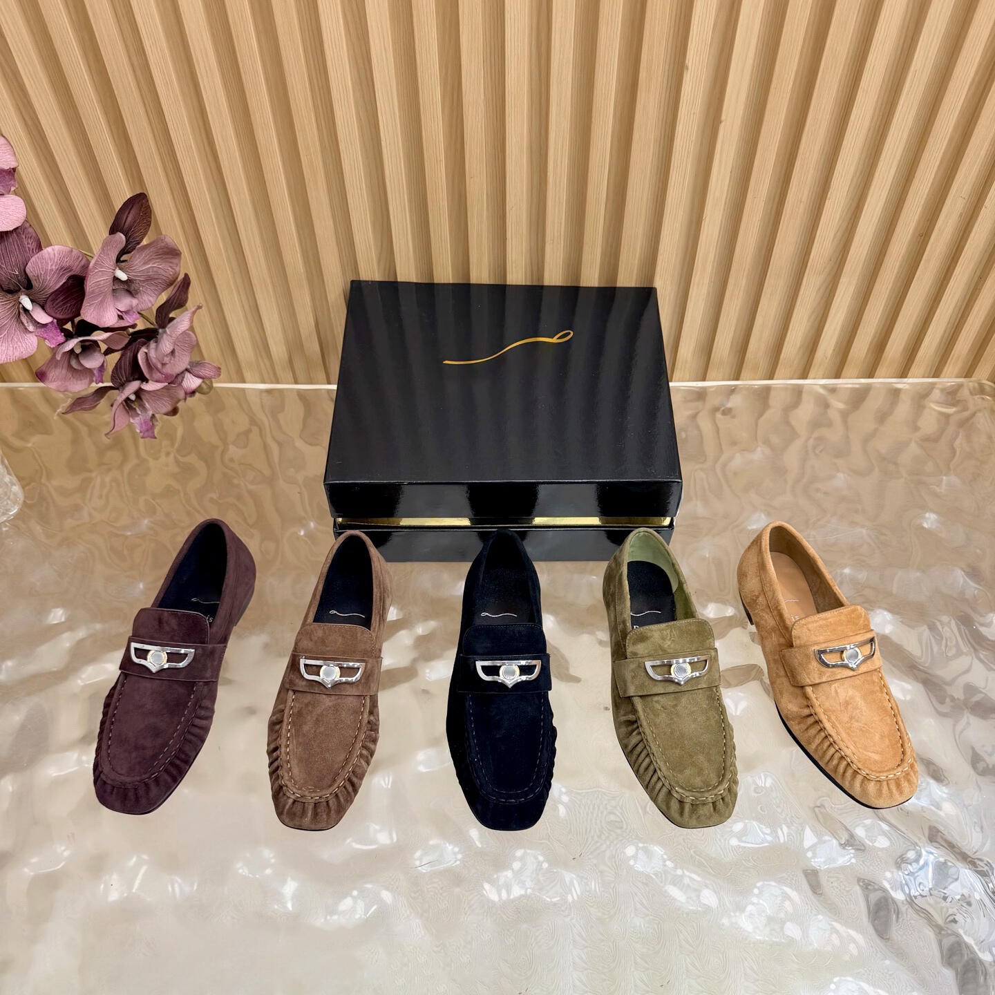 luxury Designer Loafers Fashion Suede Slip On Flat Pleated Edge red sole Dress Shoes Business Men Women golf moccasin Vintage Genuine Leather Office