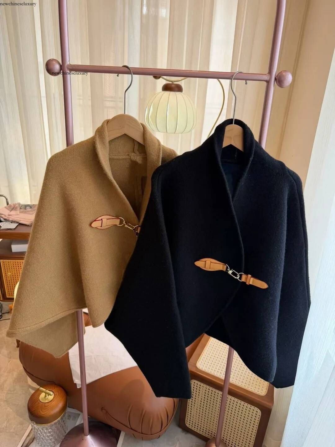 Luxueux designer cape en cachemire châle laine de chameau tricoté 2025 nouveau manteau de cape pour femmes court col rabattu châle vêtements d'ex