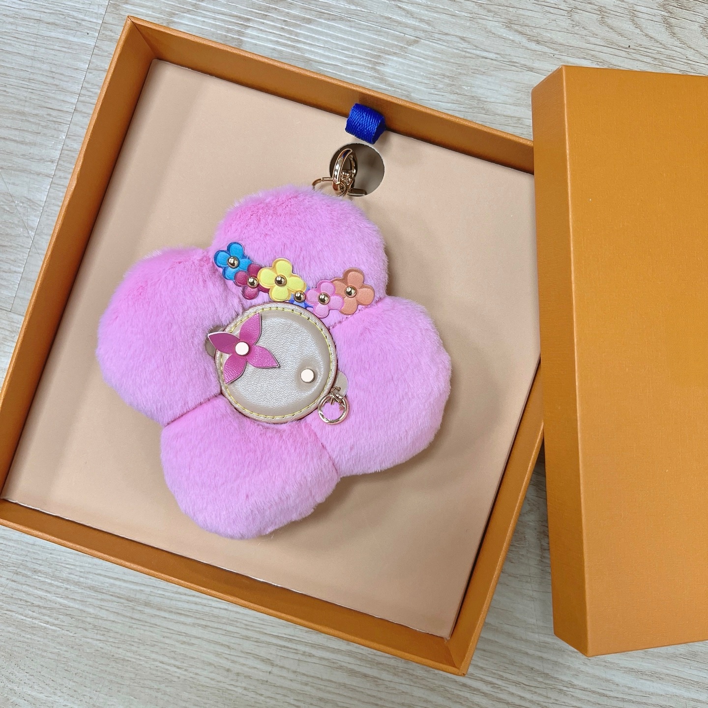 New Designer Cute Pink Plush Flower Vivi Bag Charm Keychain Colorful Flower Crown Pendant Soft Fluffy Handbag Ornament Car Key Ring Women Gift Ac