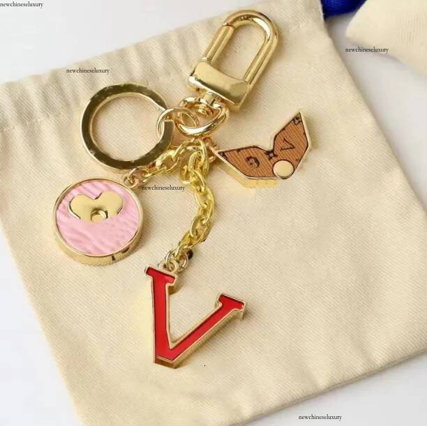 Porte-clés de luxe 20 style marque anneau en métal en cuir porte-clés sac de mode charme clés de voiture accessoires meilleur cadeau de Noël