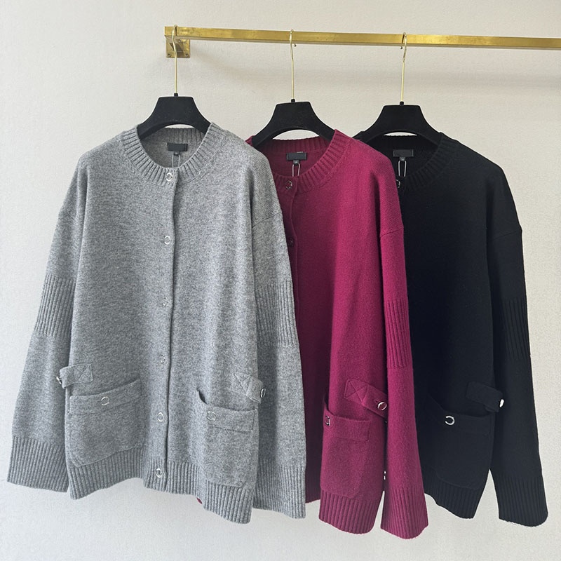 Double Letter Button Stunning Cashmere Sweater Cardigan Designer Women Long Sleeve Cardigans Spring Autumn Elegant Daily Sweaters
