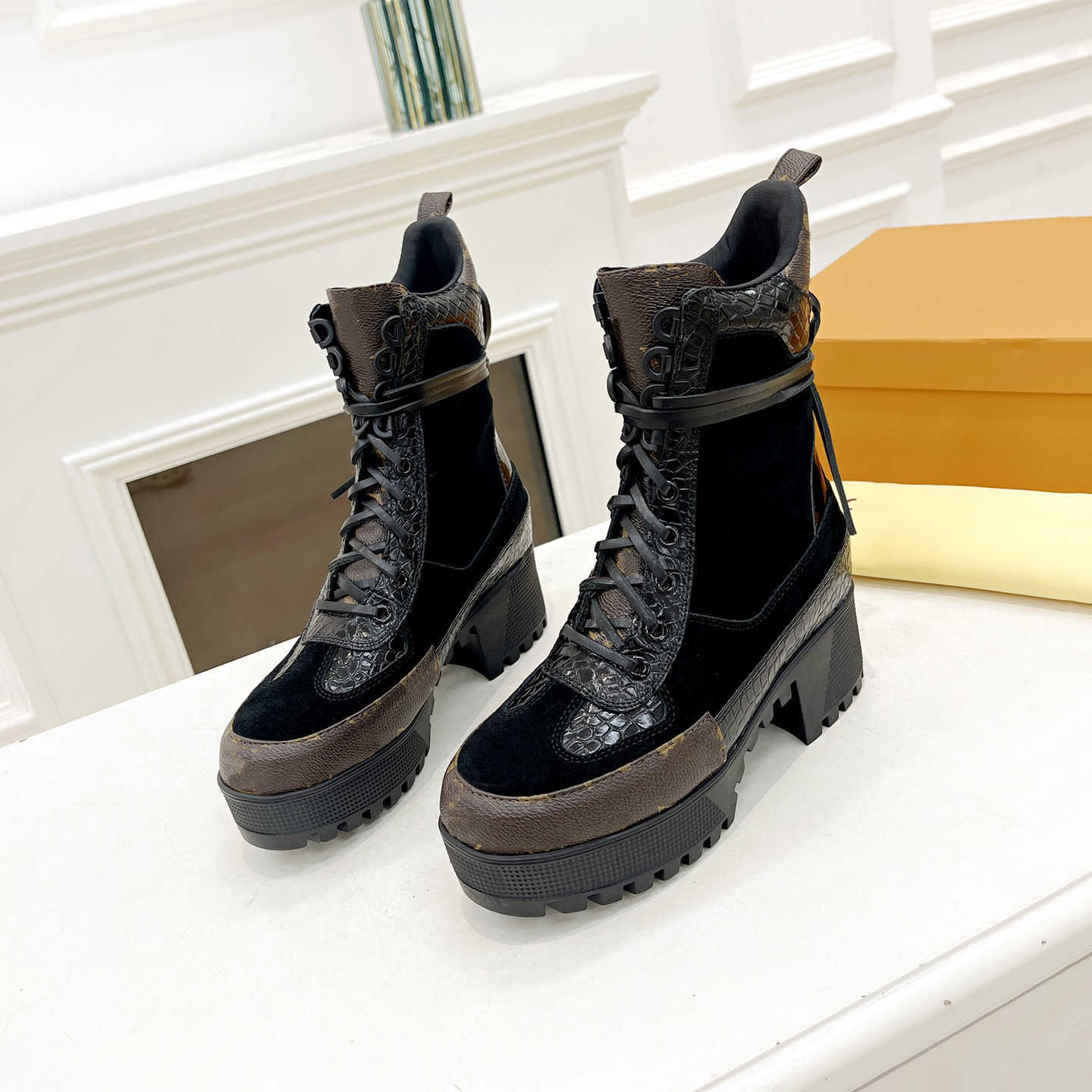 Luxury Vintage Classic Black Leather Platform Combat Ankle Boots Side Zipper Lace Up Chunky Heel Short Martin Boots Women Motorcycle Boots 260928