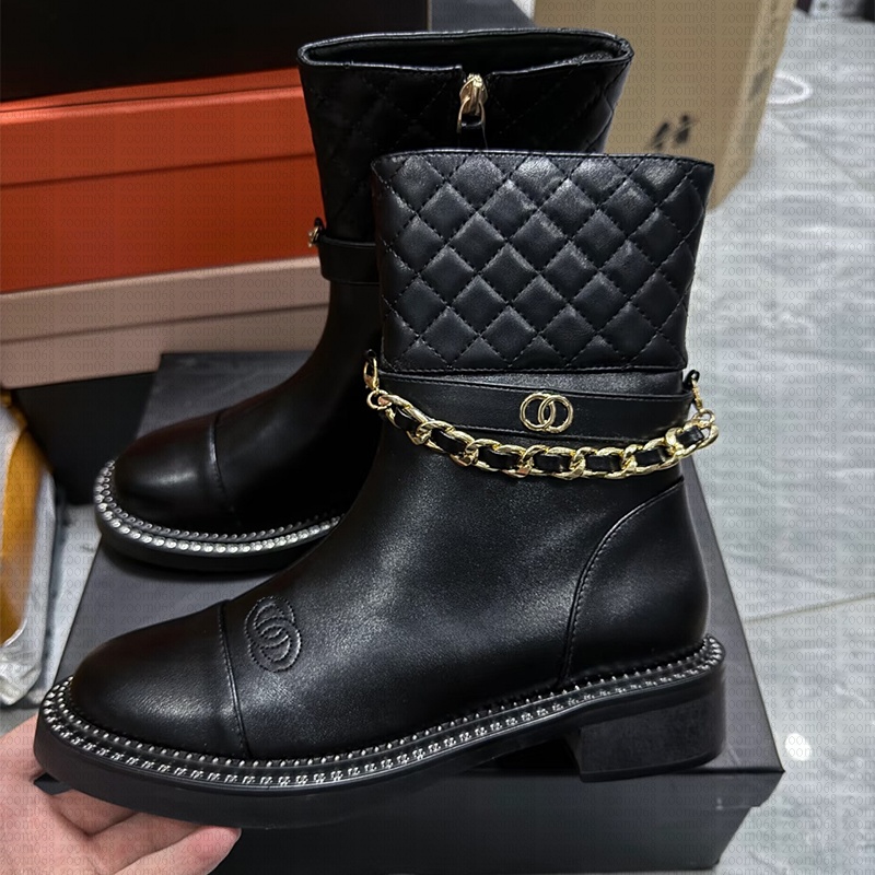 designer Womens Leather Booties Designers Logo Engraved Metal Buckle Upper Ankle Boots Ladies Enameled Metal Logo Lug Tread Short Boots Rubber Sole
