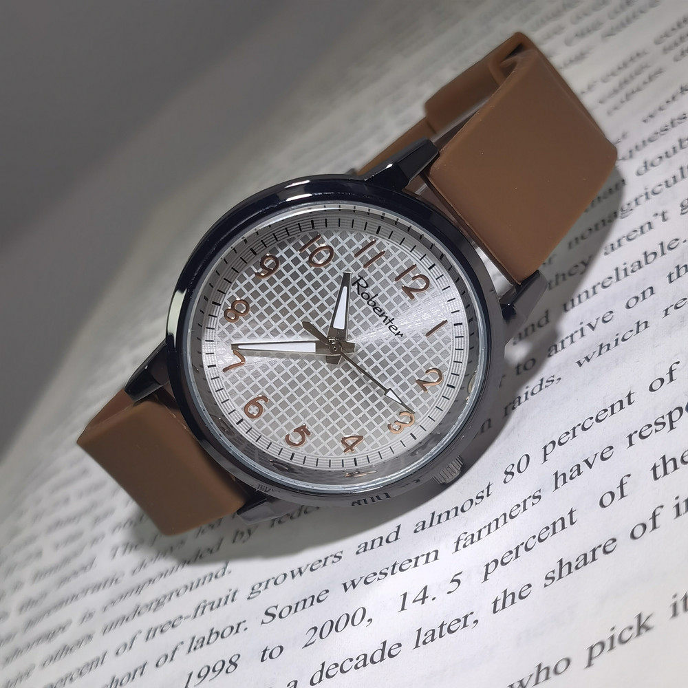 Niche Retro Hong Kong Style Watch for Men and Women, High-End Minimalist Forest Style Cool and Handsome, New Quartz Watch for Junior and Senior High
