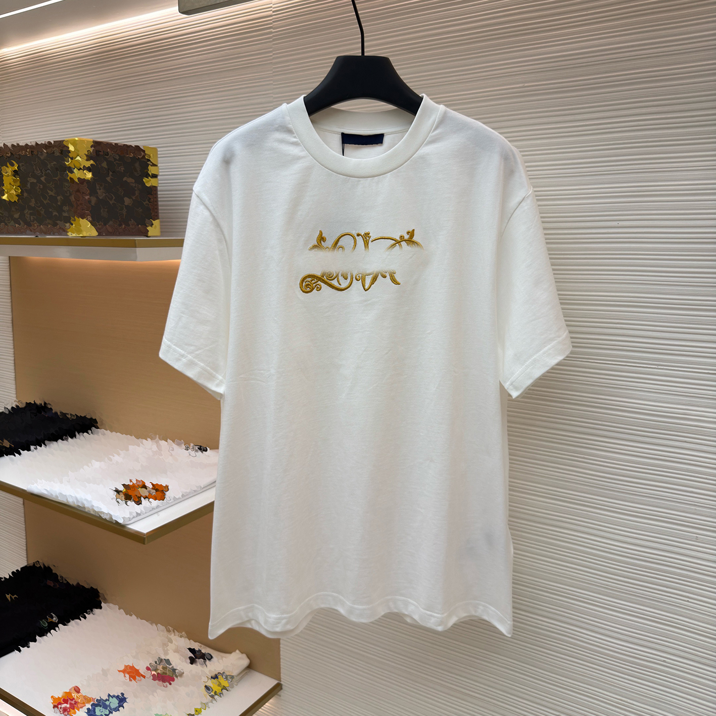Ontwerper T-shirt voor heren van hoge kwaliteit, casual top met gouden bloemenborduurwerk, overhemd met ronde hals en korte mouwen