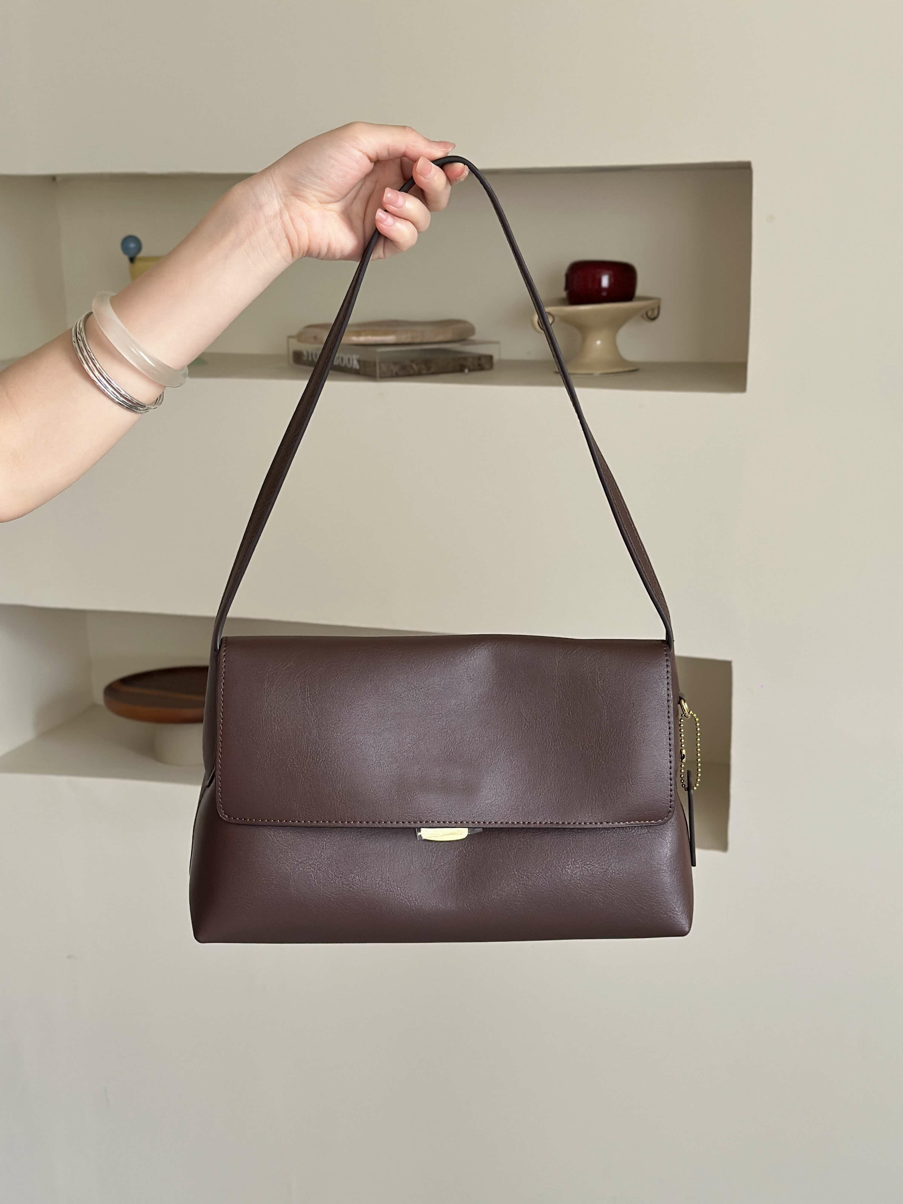New Designer Maple Brown Baguette Bags Real Calfskin Leather Strap Suede Lining Shoulder Bags Gold Hardware Buckle Closure Label Handbags Luxury Dai