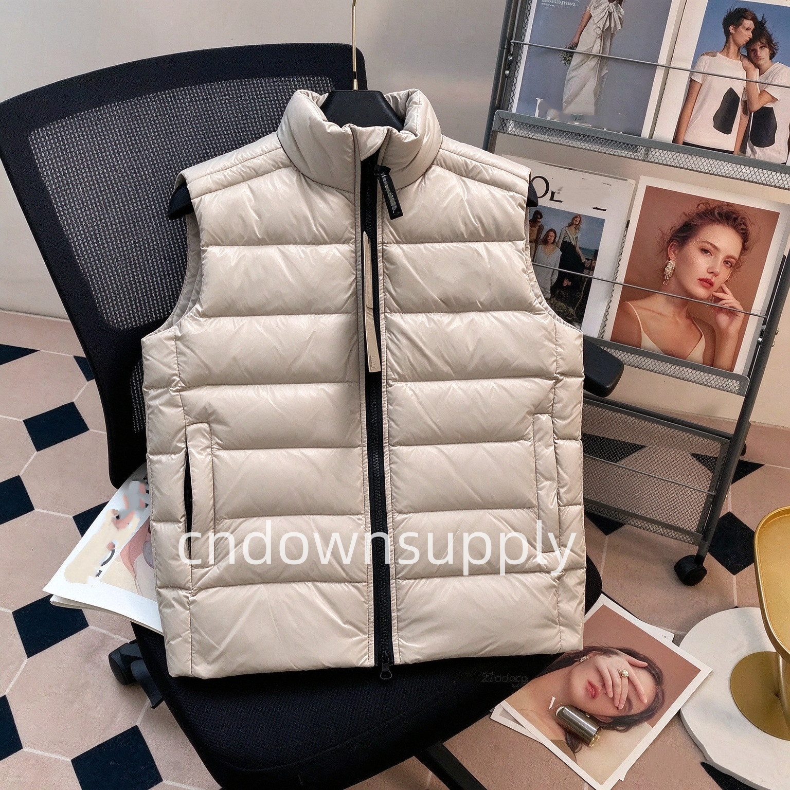 2026 new winter light luxury designer men's hooded down vest fashionable and versatile thick vest jacket daily commuting warm down jacket Autum