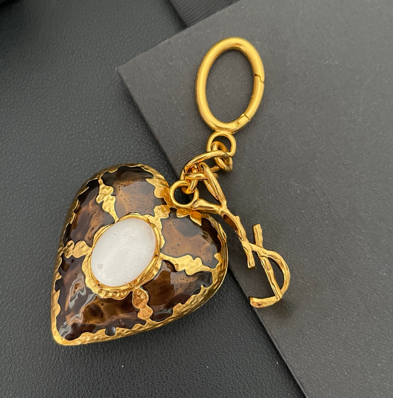 New Classic Vintage Keychain Luxury Designer Heart Keychain Couple Key Chain 18K Gold Brass Keychain Bag Charm Hanging Pendant Car Key Chain High Qu