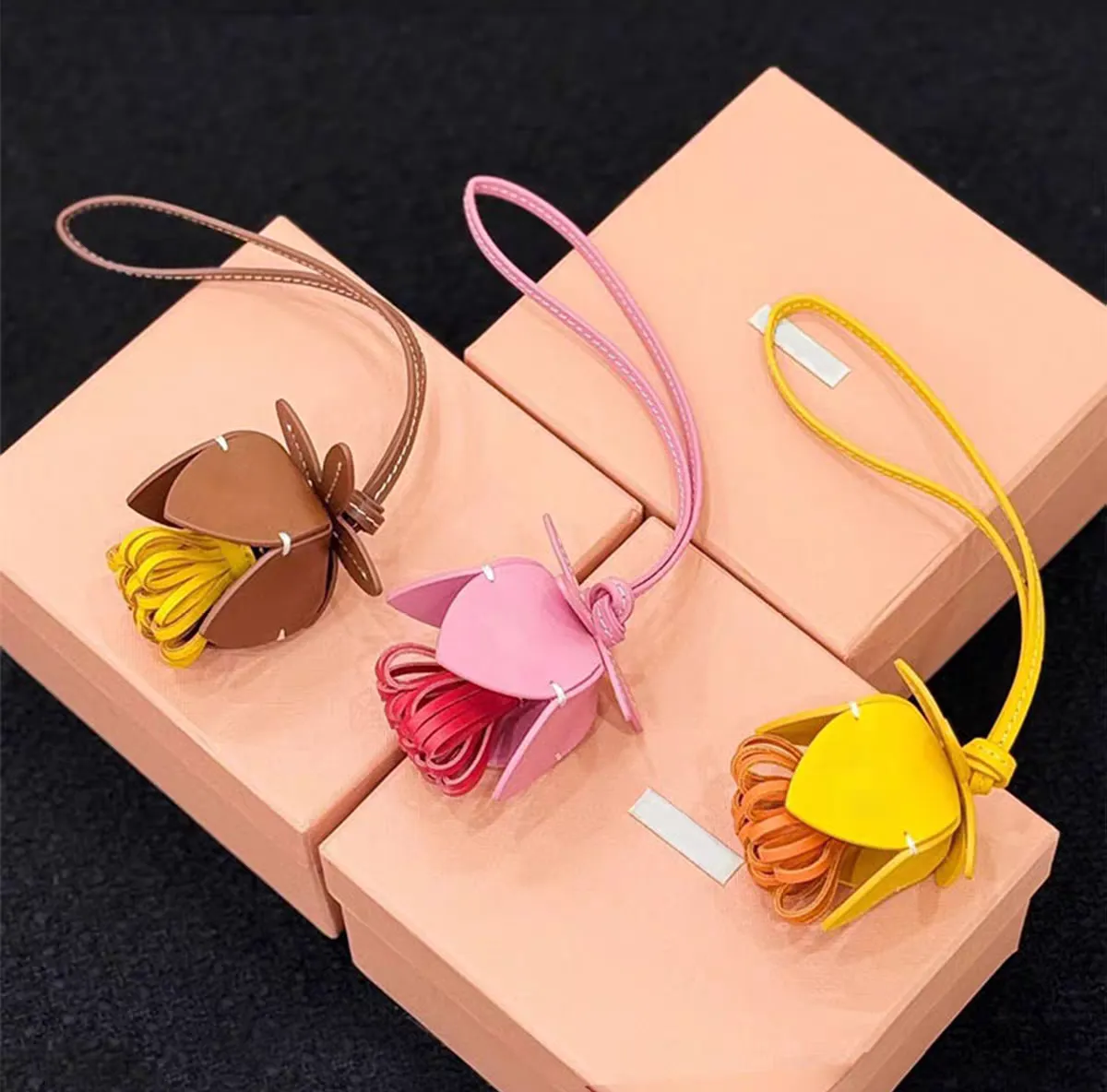 keychain designer keychains bag charm high quality leather flower classic luxury designer keyring cute bag charm for women girl Christmas gift nice