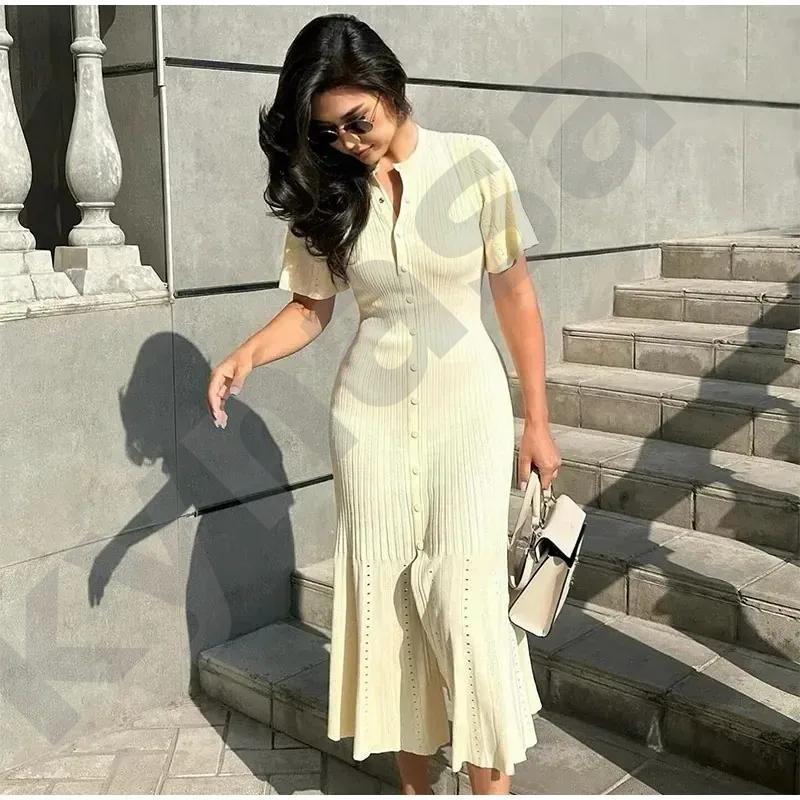 Robe mi-longue en tricot côtelé pour femmes, manches courtes, col montant, boutons sur le devant, coupe cintrée, ourlet évasé, élégante, décontra