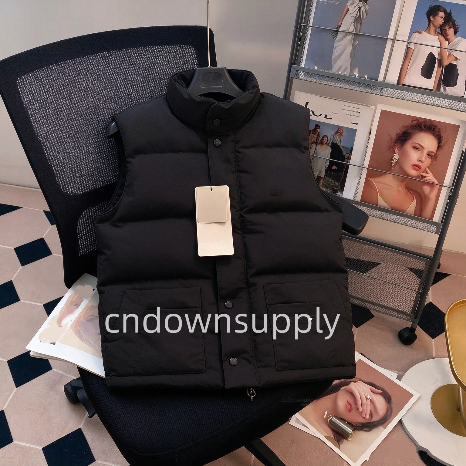 Autumn and winter light luxury designer men's hooded down vest fashionable and versatile thick vest jacket daily commuting warm down jacket