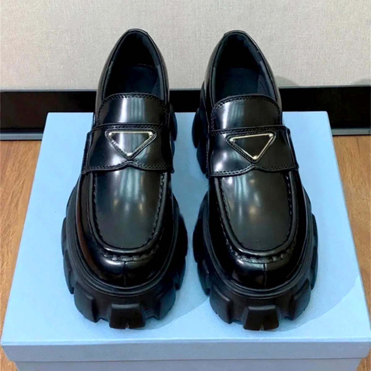 2026ss New Designer Luxury glossy patent leather triangular logo platform loafers Womens school Everyday Outfits Slip on Dress shoes Anti slip wear