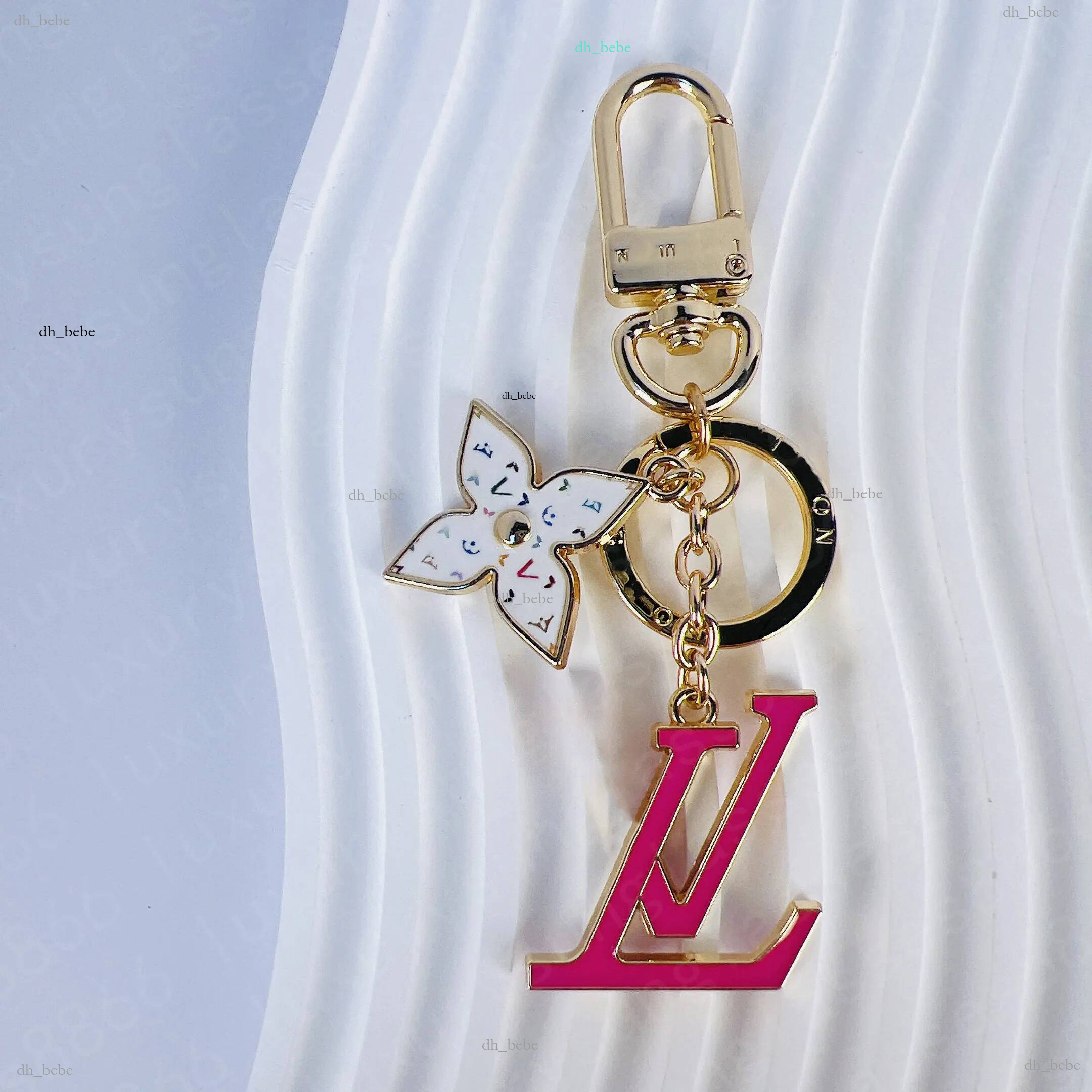 Charms Designer Lettre de trèfle à quatre feuilles Porte-clés pour femmes Charme de sac Mode Porte-clés en or Pendentif de voiture Sac à main Acc