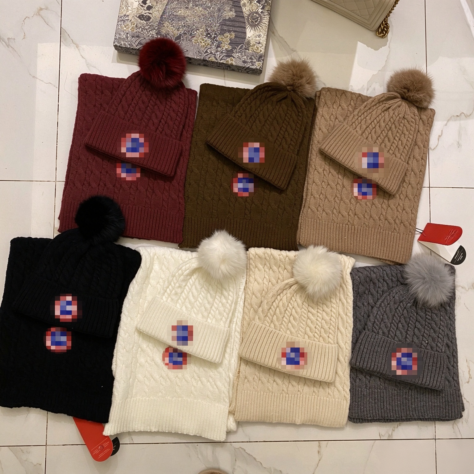 Designer Nouveau modèle Tricot Chapeau Écharpe 2 Pièces Ensemble Multi Couleurs Doux Chaud Laine Patch Logo Bonnet Foulards Hiver Accessoire Cade