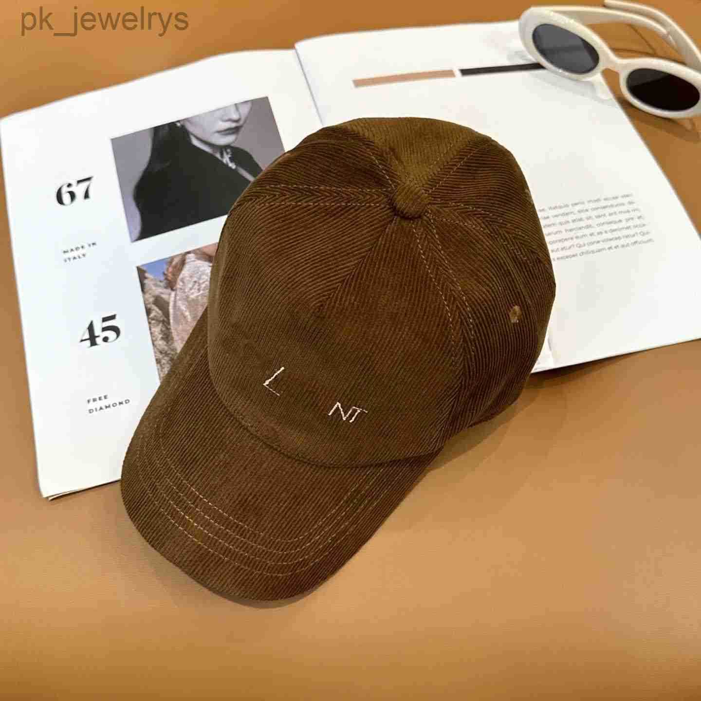 Designer Corduroy Baseball Hat for Men Women Leather Casquette Jumbo Blue Fitted Hats Embroidery Fashion Casual Mens Designers SunHats Ball Caps Acc