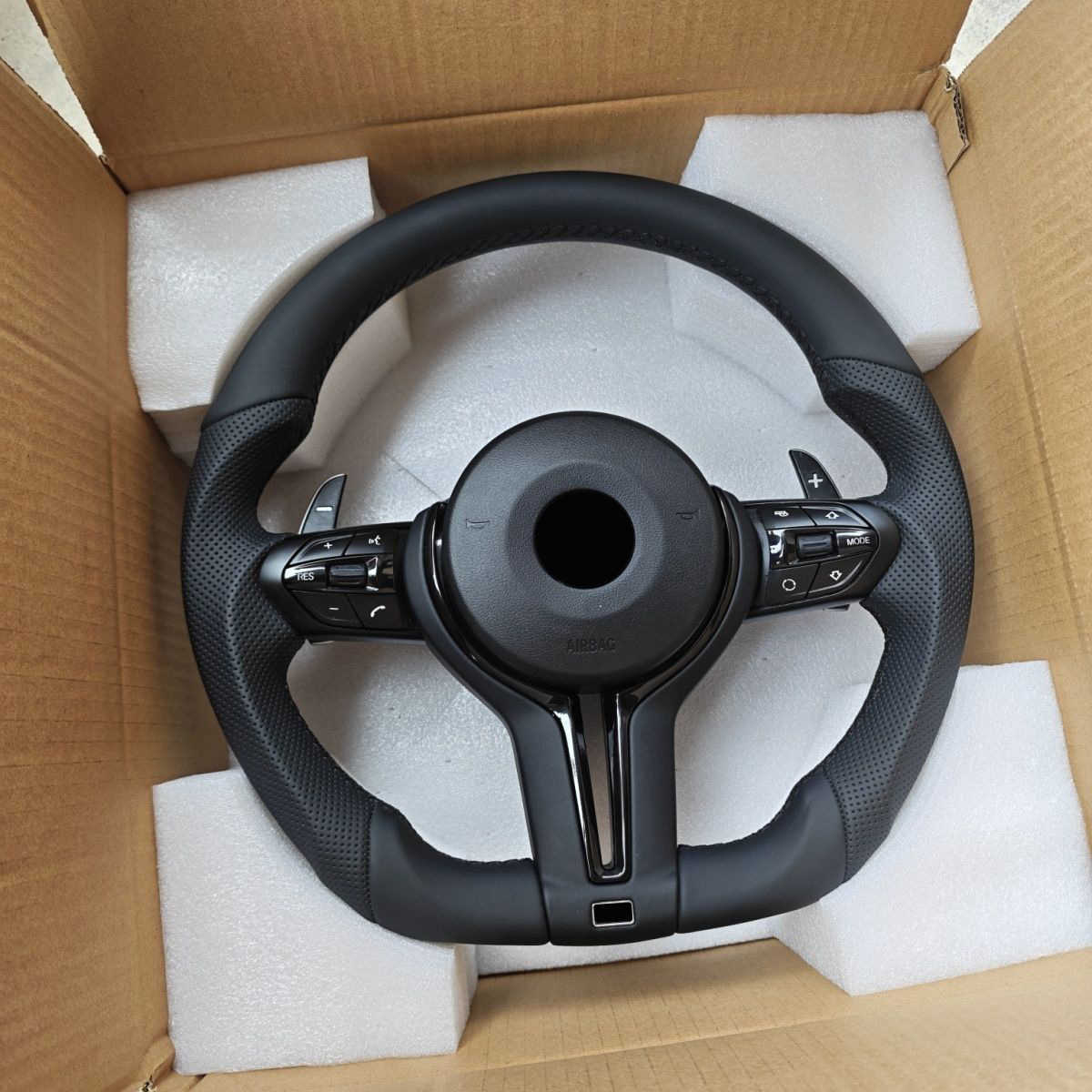 The flat-bottomed steering wheel assembly X1X2X3X4X5X6X7 is suitable for BMW E/F chassis modification M260930
