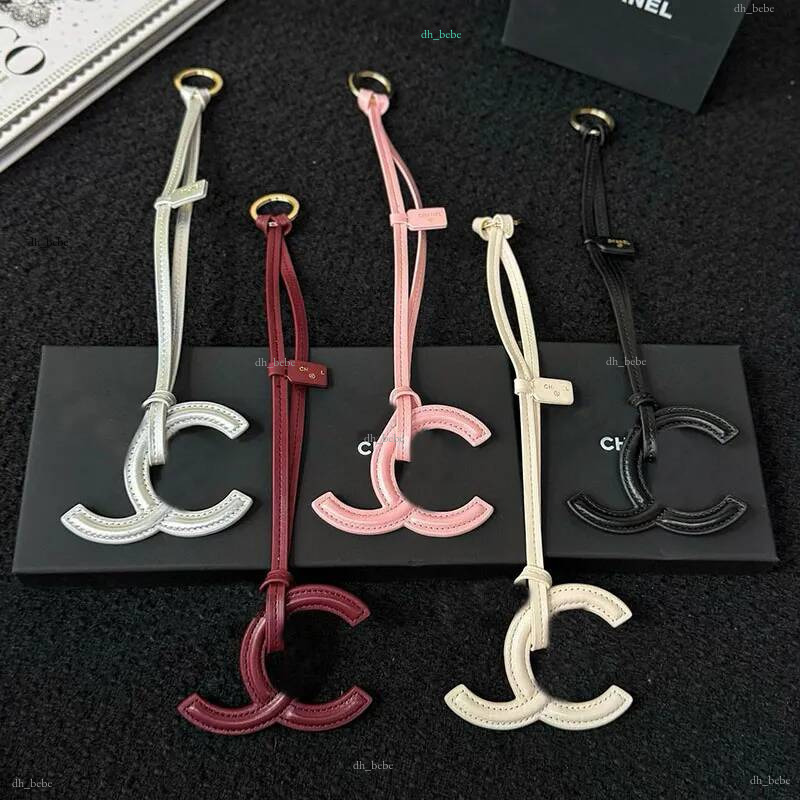 Porte-clés de luxe designer lettre chaîne dames 5 couleurs voiture cuir porte-clés femmes serrure classique amour fraise porte-clés accessoires d