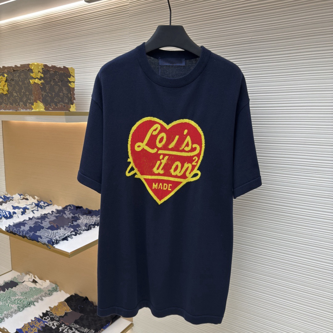 Designer brand clothing, high-quality men's clothing, men's T-shirts and polo shirts. The chest heart text is colored jacquard/embroide