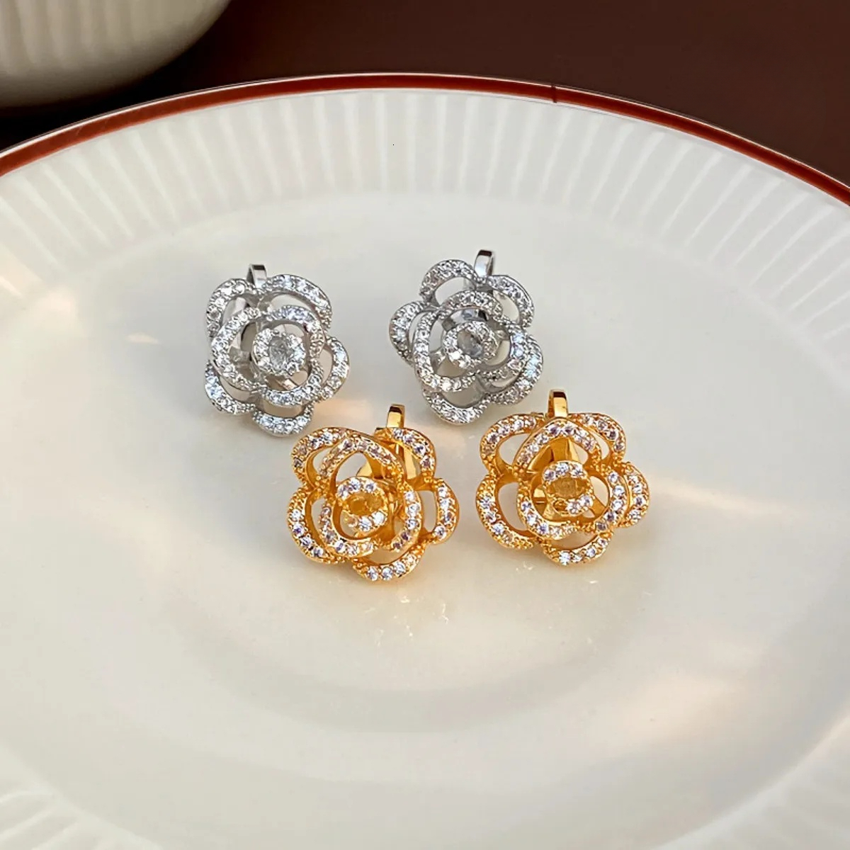 NewDesigner – boucles d'oreilles rétro pour femmes, incrustation creuse en Zircon camélia, haut de gamme, assorties à tout, Clip d'oreille, bijou