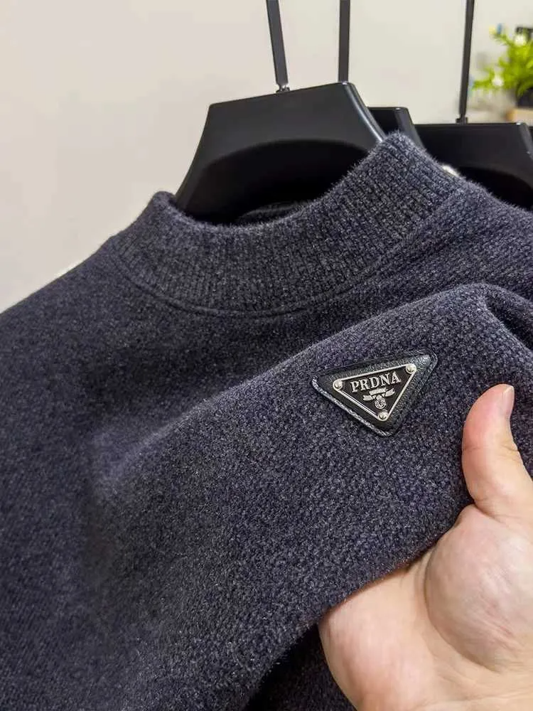 Designer brand luxury sweater men exquisite letter embroidery casual top Winter velvet thick trend round neck knitted pullover H251215