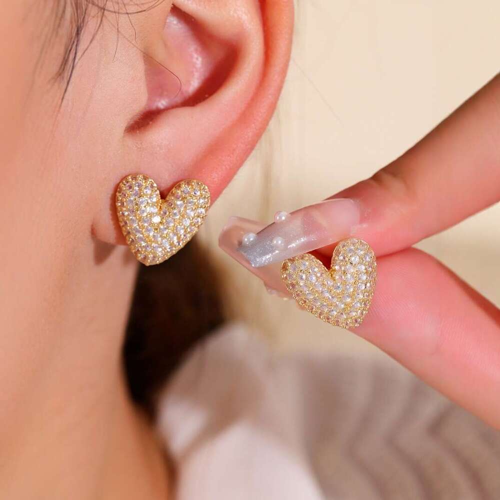 Boucles d'oreilles de créateurs Mode élégante Simple Métal incrusté de diamants Coeur d'amour Boucles d'oreilles pour femmes pour les déplacement