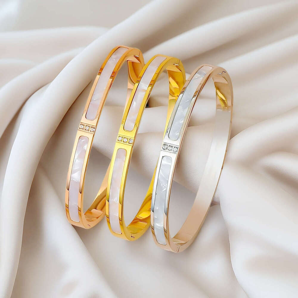 Bracelets de créateurs Titane pour femmes Or rose incrusté de diamant en acier inoxydable Simple Mode Bracelet à fermoir élégant
