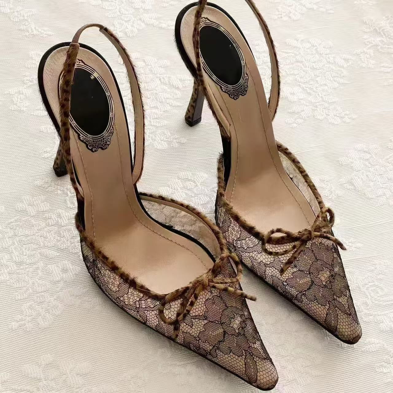 NOUVEAU Designer Bout pointu Imprimé léopard Décoration papillon Slingbacks Chaussures Sandales avec sandales à talons aiguilles Chaussures d'usi
