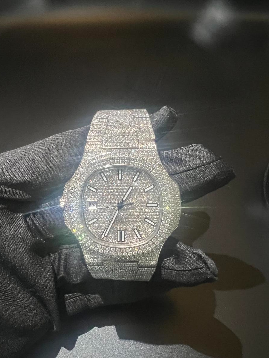 High-quality VVS Moissanite mechanical watch, with hip rap style. Completely hollowed-out mechanical design, making the movement the main focus.