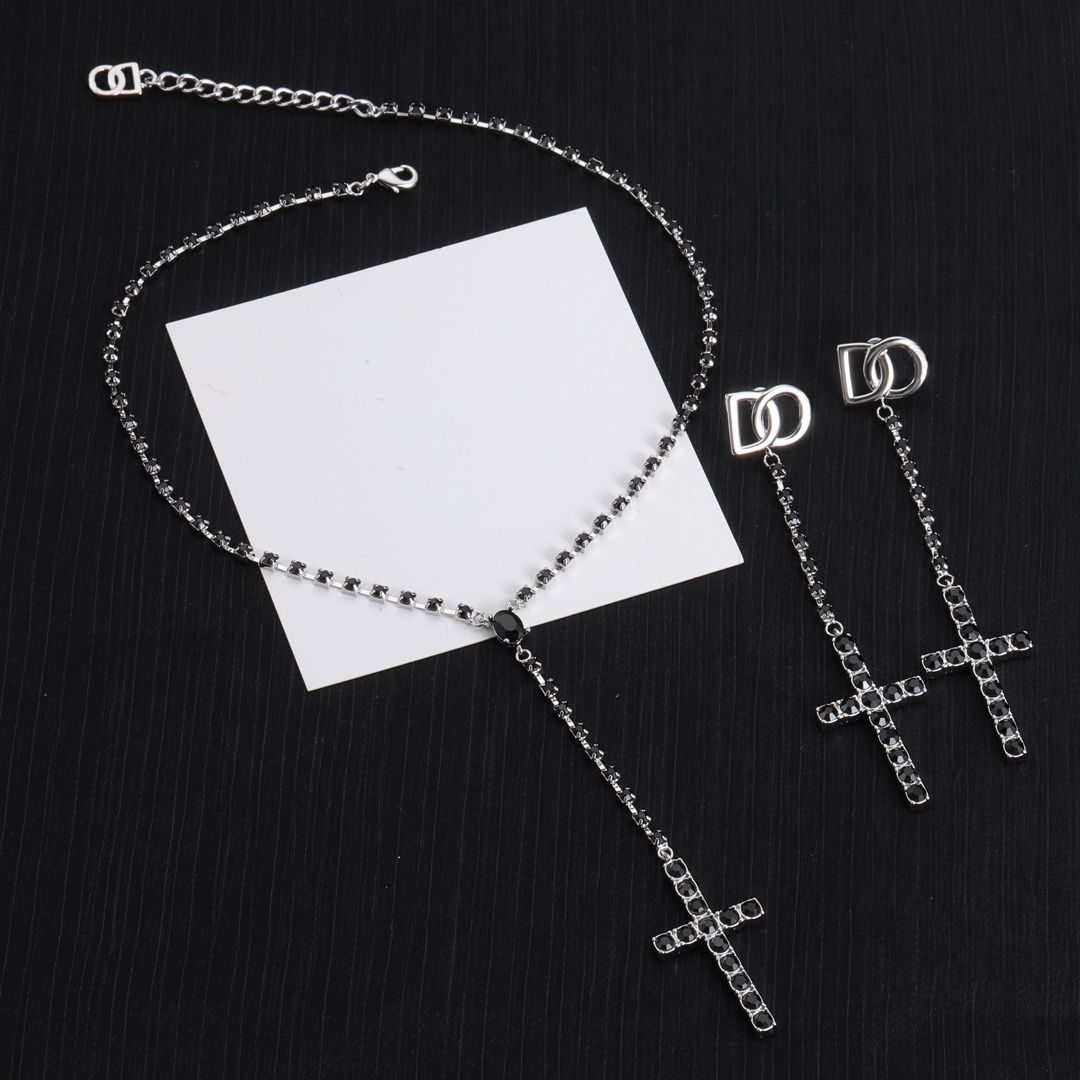 Boucles d'oreilles en forme de croix en zircon noir sont une collection de colliers de créateurs de mode adaptés aux réunions de femmes et aux fê