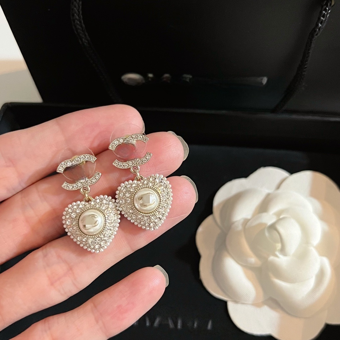 Designer Jewelry Love Pearl Full Diamond Brooch Light Luxury Style Versatile Jewelry Party Gift