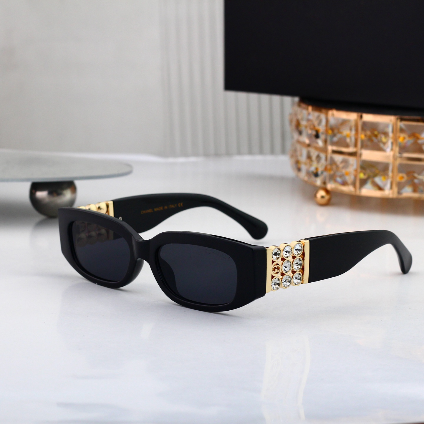 Fashion Y2K Retro Narrow Rectangle Sunglasses - Luxury Rhinestone Gold Trim Polarized UV Protection Unisex Eyewear for Vacation Party Streetwear