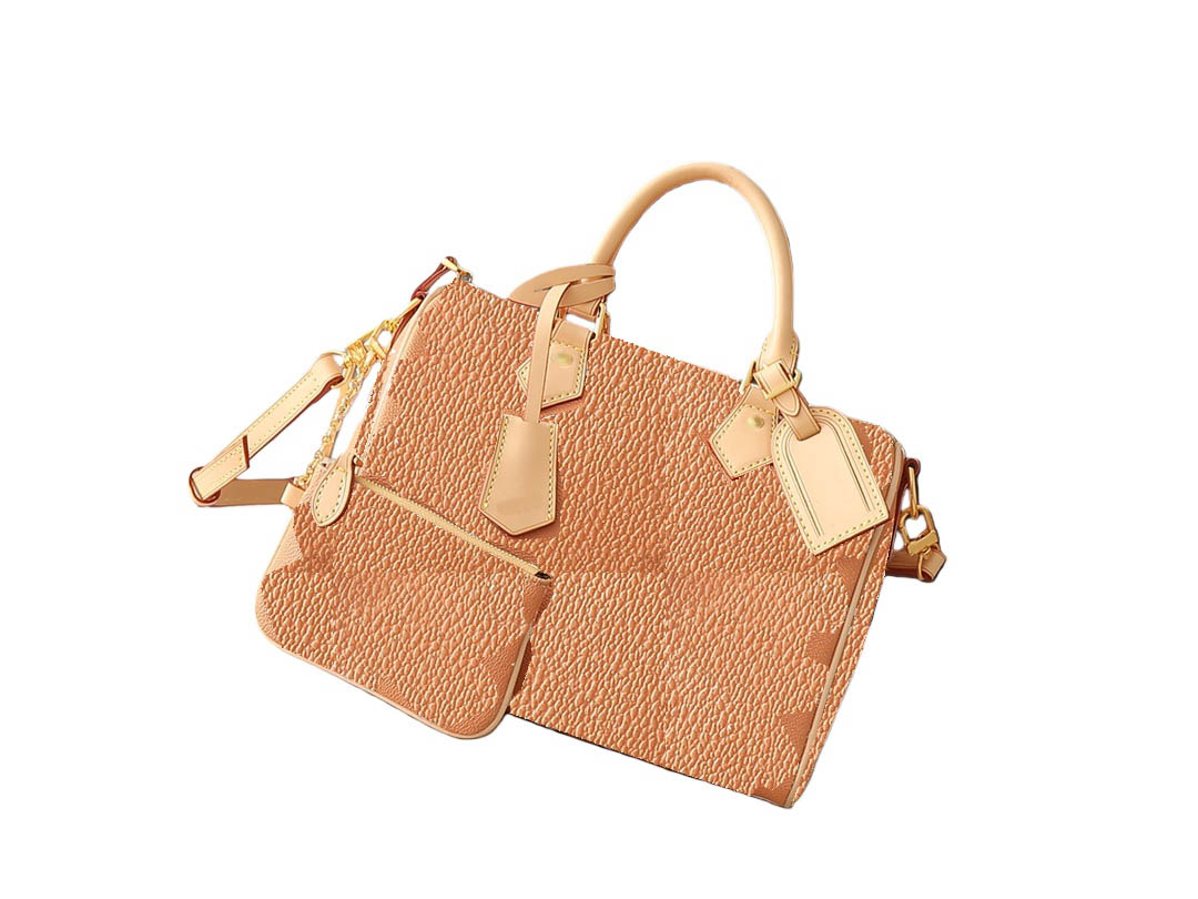 Le sac de créateur, les détails accrocheurs, la doublure et la plaque en cuir de mouton témoignent tous de la créativité.