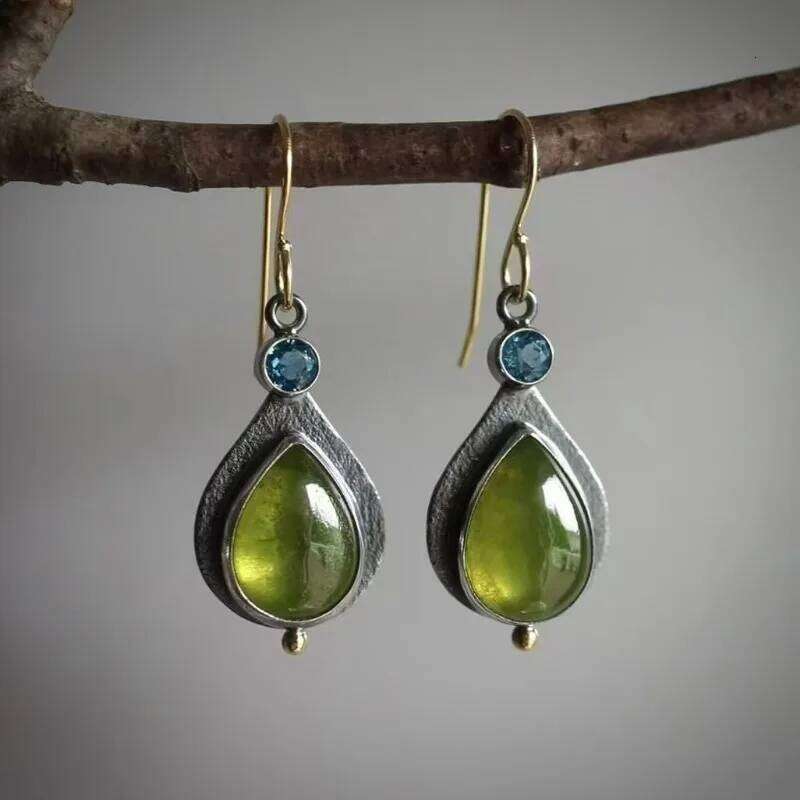 Pendientes colgantes de circonita cúbica verde oliva boho-chic - Color plateado vintage, perfectos para bodas con vestimenta informal 2f911