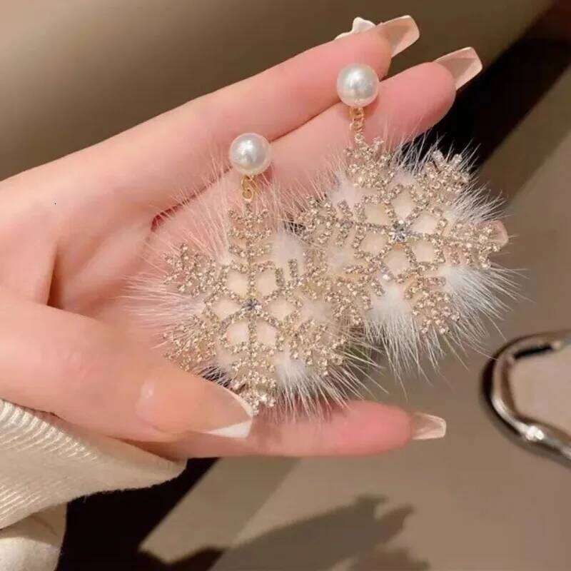 Glitter Dangle Elegant Winter Snowflake Ear Cuff Women's Fashion Jewelry Christmas Plush Earrings Women 0688c