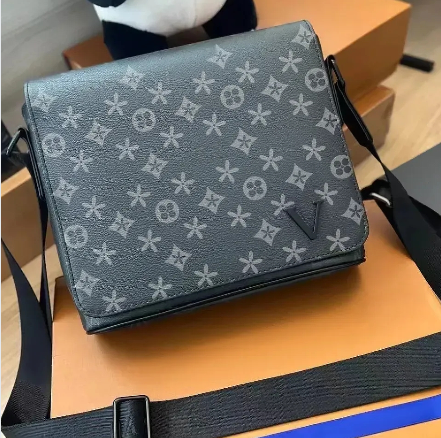 2026 HOT NEW Mens Totes Purses Fashion Handbags Men Leather TRIO Messenger Bags Luxury Shoulder Make up Bag 69443#