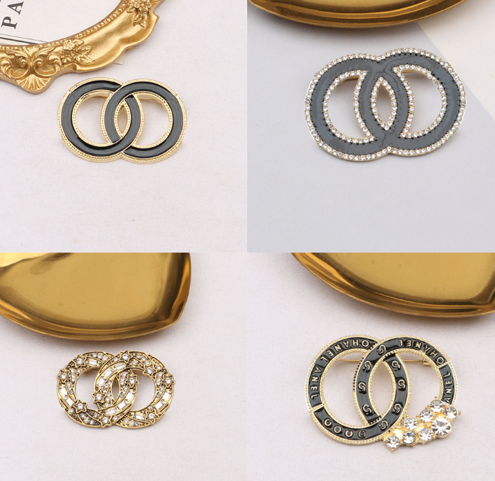 Mode Desinger Broche Lettre Pins Marque De Luxe Designer Broches Femmes Strass Gland Broche Costume Pin De Noce Bijoux Accessoires