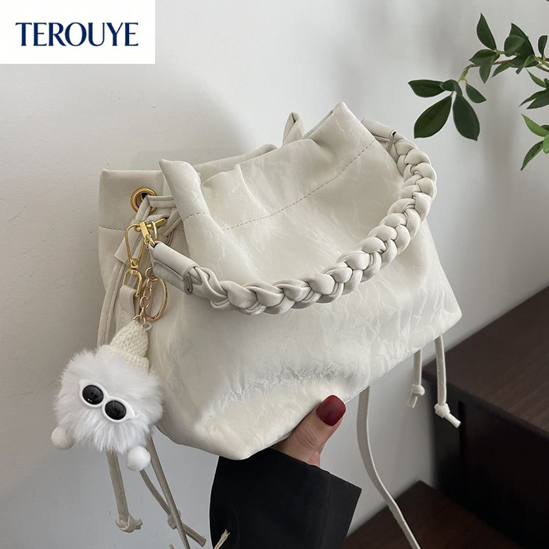 TEROUYE autumn new women s niche style handheld crossbody bag new fashion shoulder atmosphere bag bag women s shoulder bag Luxury bag