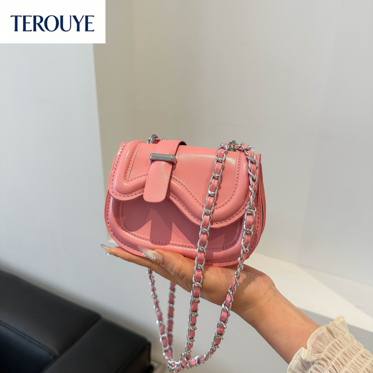 TEROUYE autumn new niche design women s mini bag light luxury and stylish chain shoulder atmosphere crossbody bag red envelope crossbody bag Luxury
