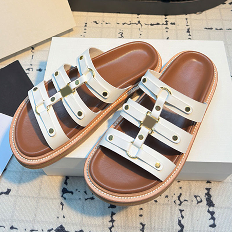 Summer Designer Femmes Tippi Slide Sandales en cuir de veau Sangles ornées de clous Anneaux en métal Insert en mousse confortable Sandales vintag