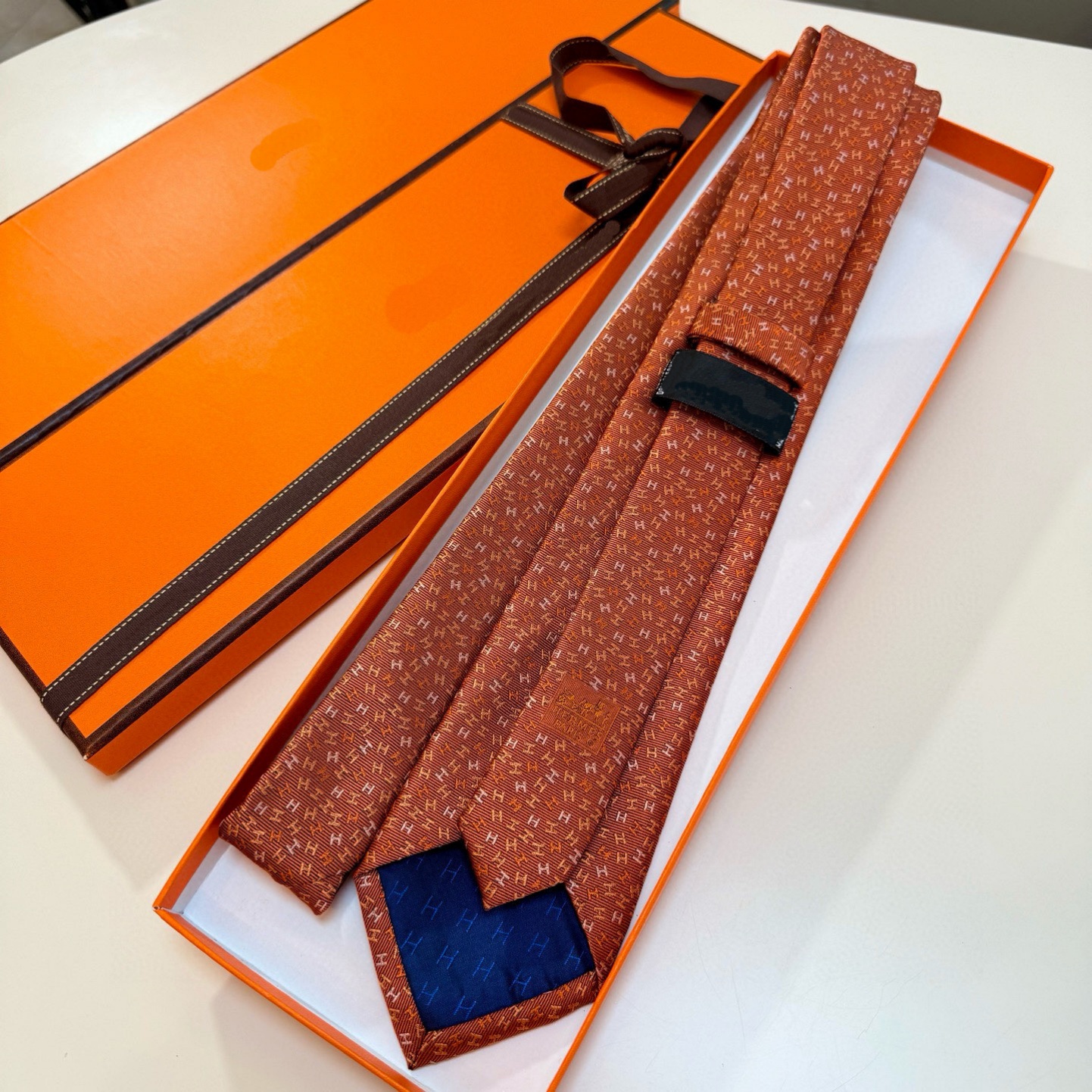 2026 men's designer tie with multiple styles and colors available in black, red, blue, and gray. Suitable for business parties, weddings, and m