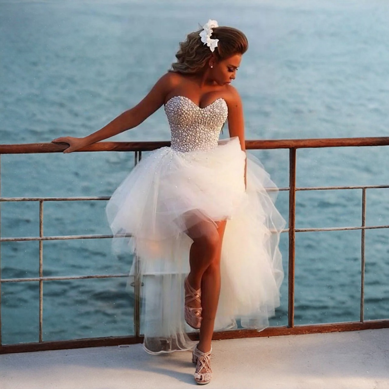 Charming Beach Wedding Dresses Hi lo Sweetheart Full Pearls Top Diamonds High Low Tulle Bridal Gowns Bohemian Plus Size Wedding Dress 0122