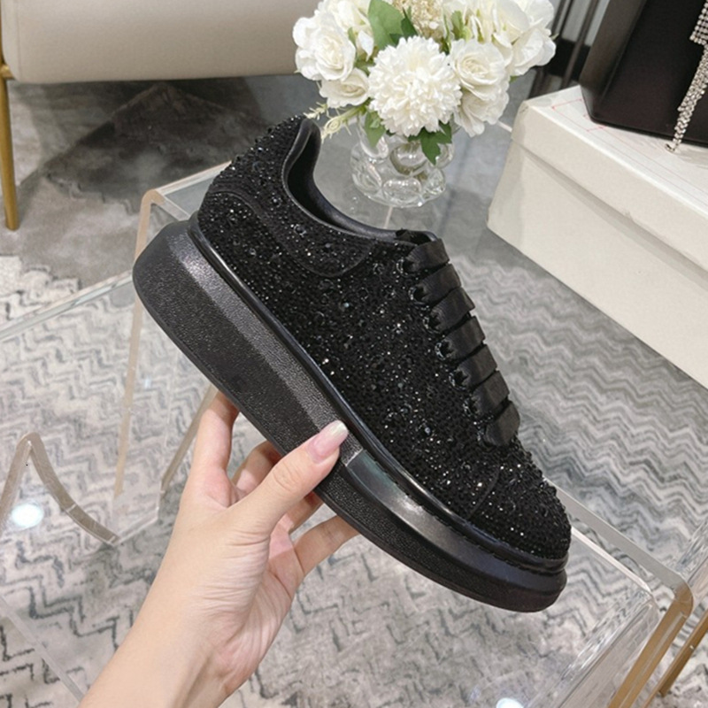 2026 Top Designer Chaussures incrustées de diamant d'eau Black Diamond Design Couple Casual Chaussures Hiver Nouveau style à la mode Chaussures d
